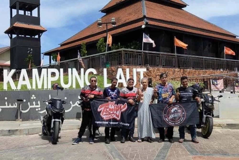 TURUT singgah di Masjid Kampung Laut, Tumpat yang dibina dengan unik. 