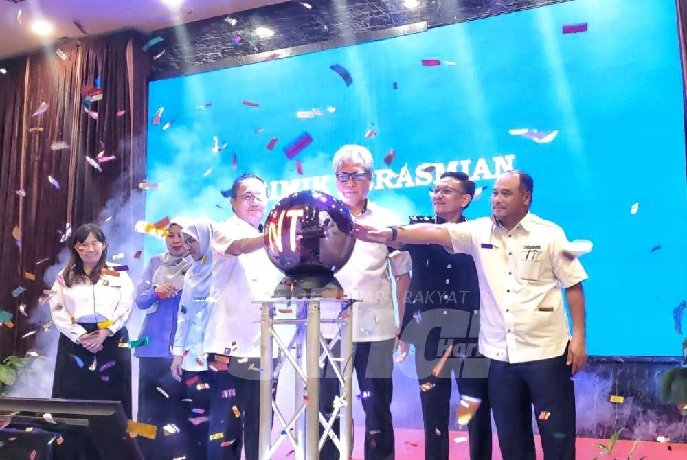 Nazri (tengah) merasmikan Majlis Sambutan Hari Integriti dan Hari Antirasuah Antarabangsa Peringkat Negeri Pahang di Tanjung Lumpur pada Selasa. 