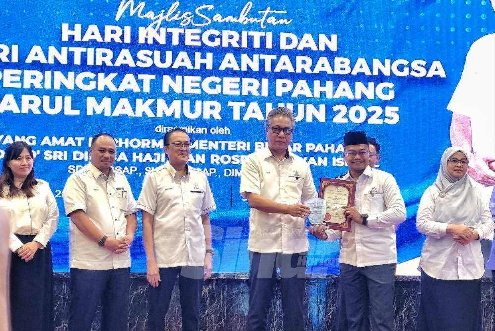 Nazri (tengah) menyampaikan sijil kepada Pegawai Integriti Bertauliah pada Majlis Sambutan Hari Integriti dan Hari Antirasuah Antarabangsa Peringkat Negeri Pahang pada Selasa.