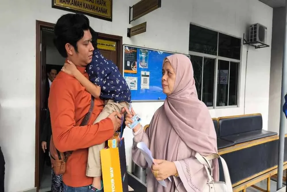 Zaim Ikhwan mendukung anak keduanya selepas prosiding permohonan hak penjagaan kekal dibenarkan Mahkamah Majistret Shah Alam pada 21 November lalu.