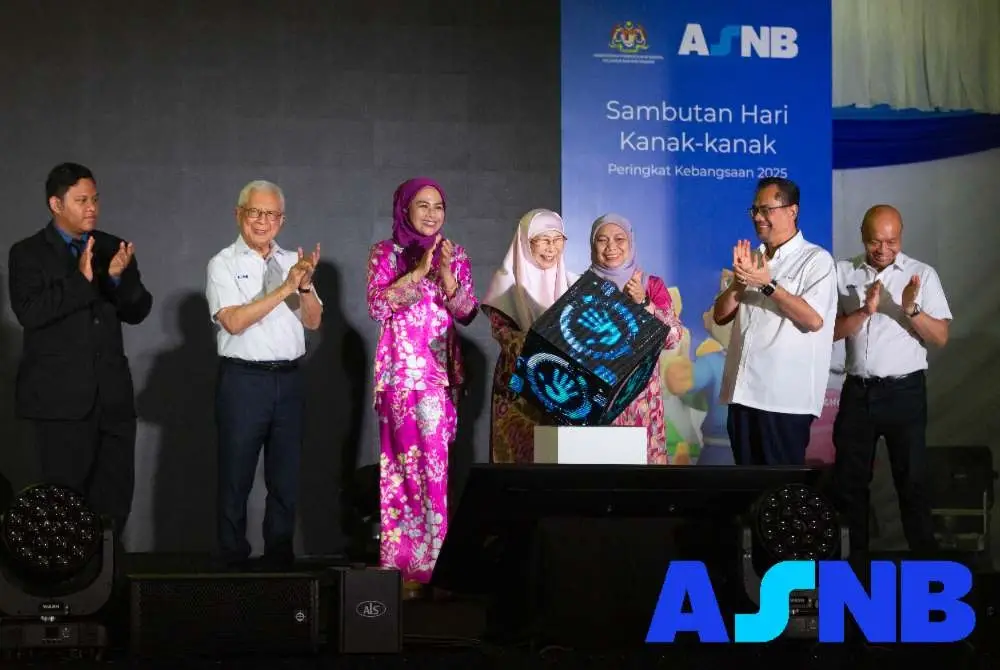 Dr Wan Azizah menyempurnakan gimik perasmian sambutan Hari Kanak-Kanak 2015 di Stadium Merdeka baru-baru ini.