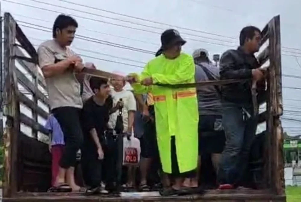 Mangsa terkandas dipindahkan menggunakan lori memandangkan terdapat kawasan bencana tidak boleh dilalui kenderaan biasa.