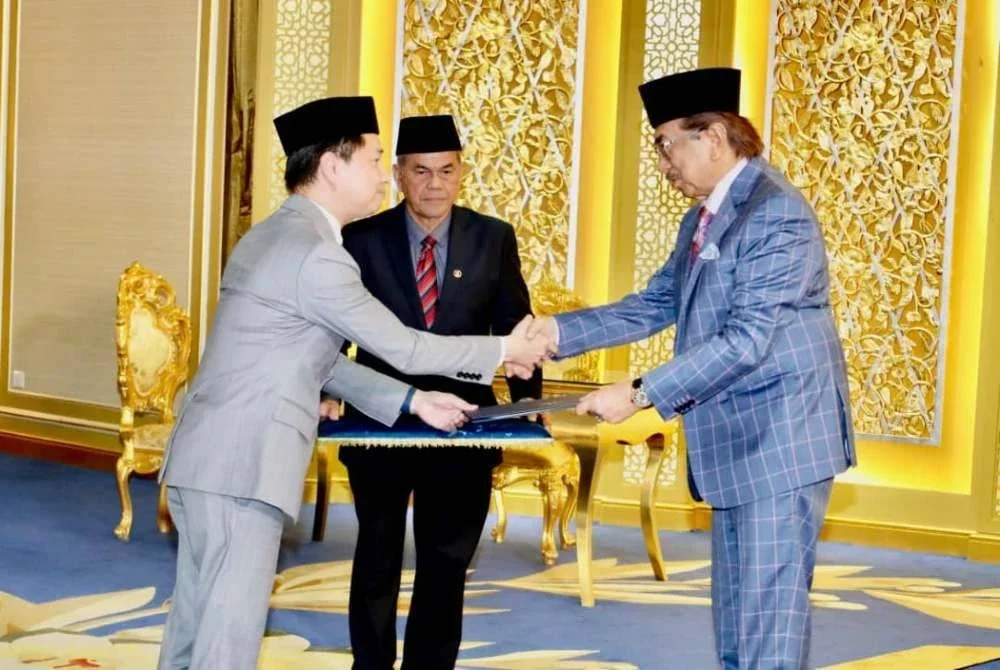 Roger menerima watikah pelantikan daripada Tun Musa semasa Majlis Angkat Sumpah Pembantu-Pembantu Menteri dan ADUN Dilantik di Istana Seri Kinabalu, Kota Kinabalu.