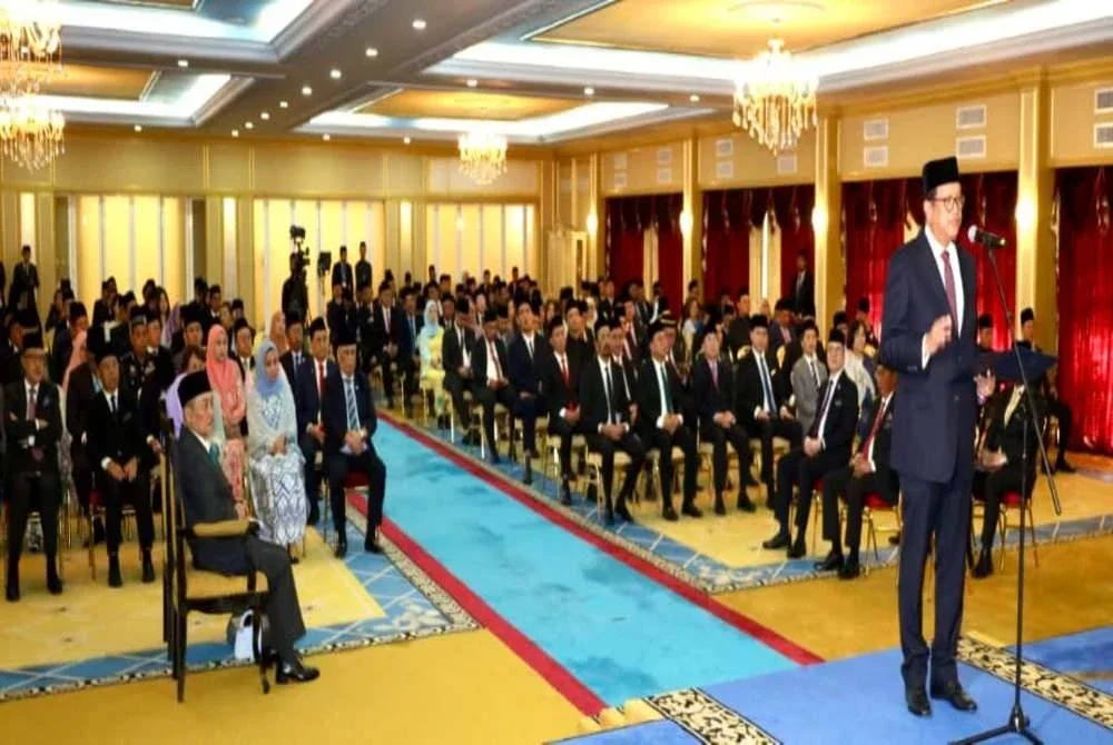 Joniston semasa mengangkat sumpah pada Majlis Angkat Sumpah Pembantu-Pembantu Menteri dan ADUN Dilantik di Istana Seri Kinabalu, Kota Kinabalu.