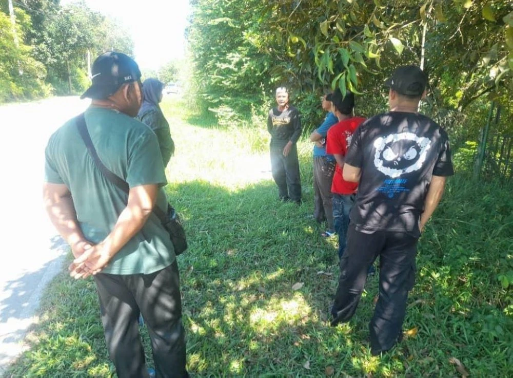 PERHILITAN membuat siasatan di lokasi kejadian.