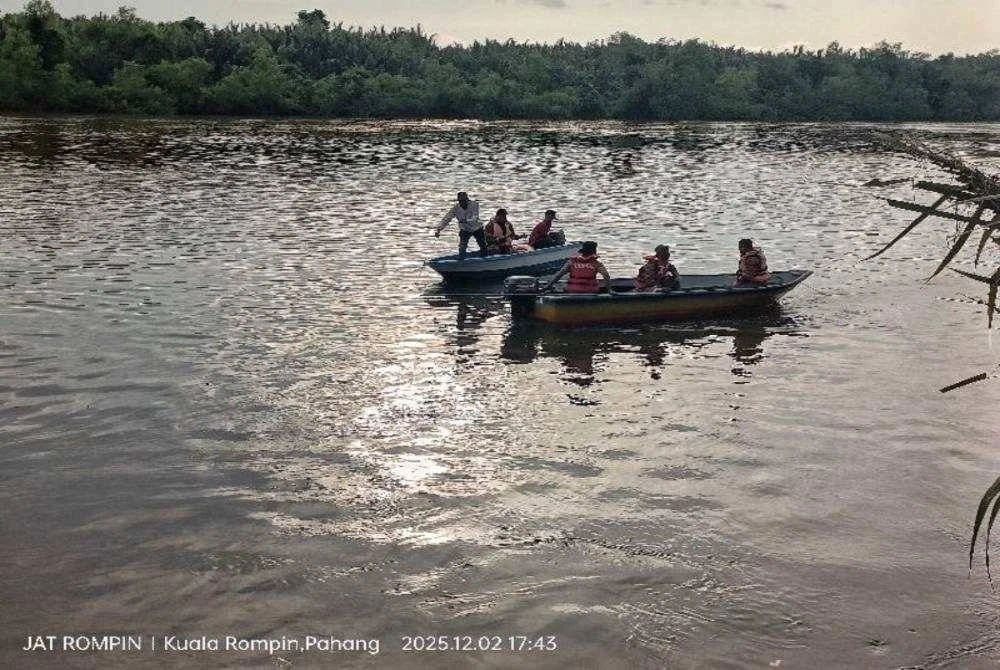 Pasukan bomba menjalankan kerja-kerja menyelamat selepas menerima laporan berhubung kejadian itu. - Foto Bomba Pahang.