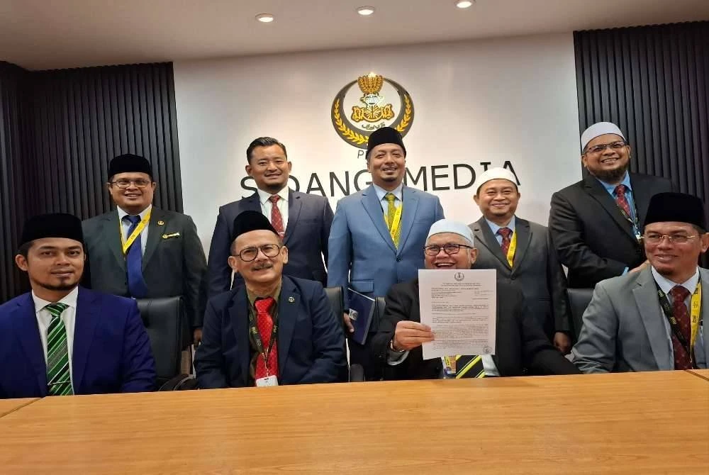 Razman (duduk, dua dari kanan) bersama pimpinan pembangkang DUN Perak dalam sidang akhbar pada Selasa.