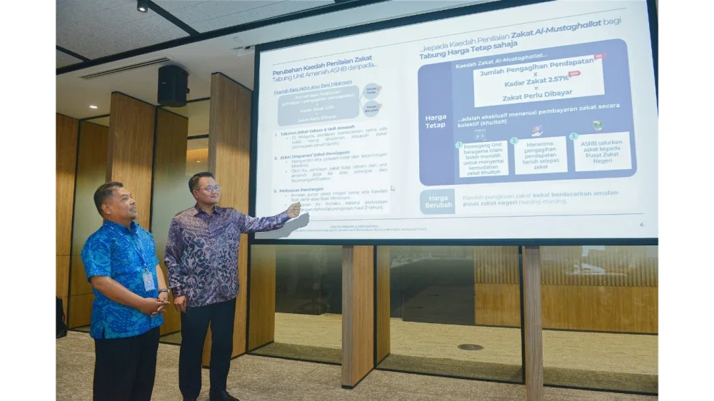 Rick (kanan) dan Ahmad Basri memberi penerangan kepada wakil media pada sesi taklimat Kaedah Zakat Al-Mustaghallat Secara Khultah (Kolektif) bagi dana harga tetap ASNB di Menara Merdeka 118 di sini pada Selasa.