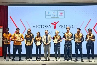 Ketua Pegawai Eksekutif Ajinomoto, Daisaku Wadami (tengah) bersama atlet yang terpilih dalam program pemakanan sukan Winning Meals Kachimeshi.