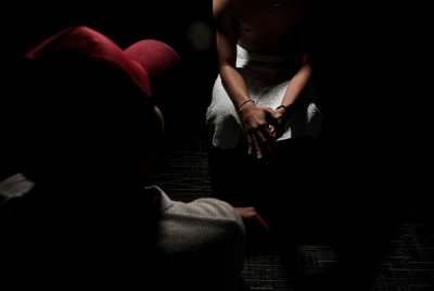 Tidak mudah untuk mendakwa pelaku seks songsang kerana mereka sukarela berasmara dan juga tidak mengganggu sesiapa. Foto: Bernama 