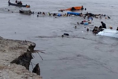 Seramai 12 orang maut manakala 30 lagi hilang selepas runtuhan tebing sungai menyebabkan dua bot penumpang terbalik di Sungai Ucayali, Peru pada Isnin. Foto AFP 