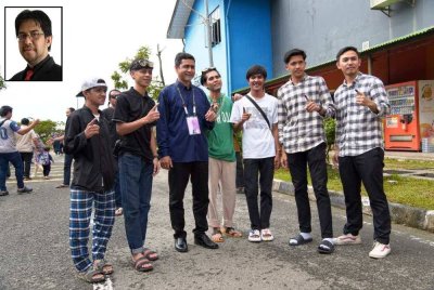 Dr Aliakbar (tiga dari kiri) ketika menyantuni sebahagian pengundi muda di Pusat Daerah Mengundi, ILP Kota Kinabalu Sabtu lalu. - Gambar kecil (Dr Mukhtaruddin)