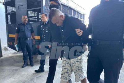 Mohd Irfan Azieyadi (tengah) tiba dengan kenderaan black maria di Mahkamah Kota Bharu. FOTO SINAR HARIAN – ADILA SHARINNI WAHID