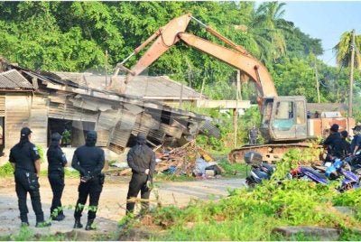 Operasi perobohan pencerobohan tanah kerajaan bagi memberi laluan projek WCE di Kampung Jawa pada Selasa. - Foto: SINAR HARIAN/ASRIL ASWANDI SHUKOR.