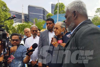 Dr Mahathir tampil membuat laporan di IPD Putrajaya pada Selasa.