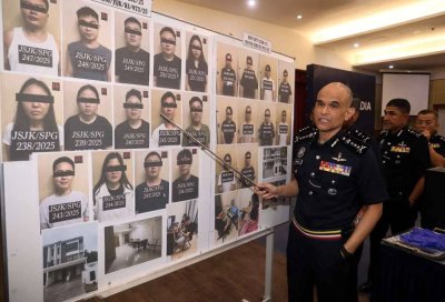 Shazeli menunjukkan warga China yang ditahan menerusi serbuan ke atas sindiket penipuan dalam talian di Sepang 26 November lalu.