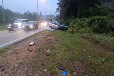 Lokasi kemalangan di kilometer (KM) 29, Jalan Johor Bahru–Mersing pada awal pagi Selasa. - Foto IPD Kota Tinggi