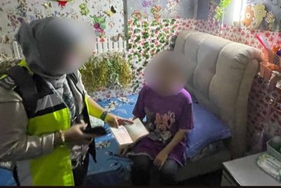 Antara individu yang ditahan dalam serbuan JIM di sini pada Isnin.