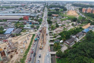 Rakaman dari udara menunjukkan kawasan penempatan penduduk yang telah dirobohkan bagi memberi laluan kepada projek Seksyen 3 WCE di Kampung Jawa, Klang di sini pada Selasa.
