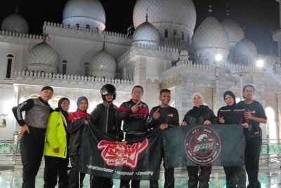 SEBAHAGIAN daripada ahli Duckside Bikerz bergambar kenangan di Masjid Andalusia, Kota Bharu. 