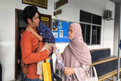 Zaim Ikhwan mendukung anak keduanya selepas prosiding permohonan hak penjagaan kekal dibenarkan Mahkamah Majistret Shah Alam pada 21 November lalu.