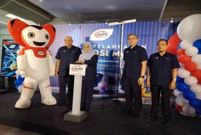 Yusnieza (dua dari kiri) menyempurnakan gimik majlis pelancaran di Stesen Transit Aliran Ringan (LRT) Taman Jaya di Petaling Jaya pada Selasa. 