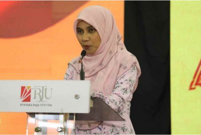 Masdiana ketika berucap merasmikan Majlis Pelancaran Buku Bergambar Kanak-kanak Casa Kids Book sempena Pesta Buku Antarabangsa Selangor (SIBF) 2025, baru-baru ini. Foto Media Selangor 