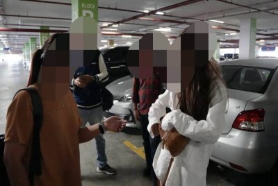 JIM dengan kerjasama AKPS menahan kegiatan membawa masuk migran secara tidak sah melalui KLIA Terminal 2 pada Isnin. Foto: JIM