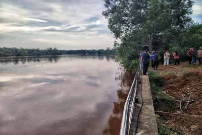Suasana di tebing sungai yang dipercayai menjadi lokasi kejadian itu. - Foto Bomba Pahang