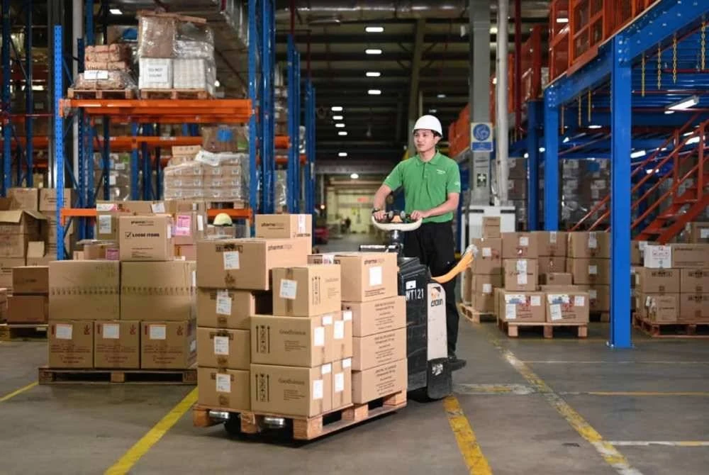 Rangkaian 14 gudang dan pusat agihan Pharmaniaga menjamin kelancaran bekalan ubat serta peralatan perubatan ke lebih 2,000 fasiliti kesihatan kerajaan di seluruh negara.