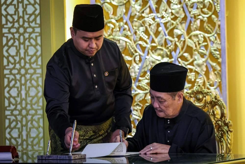 Hajiji menandatangani dokumen berkaitan sejurus selesai mengangkat sumpah sebagai Ketua Menteri Sabah untuk penggal kedua di hadapan Yang Dipertua Negeri Sabah, Tun Musa Aman di Istana Seri Kinabalu.
FOTO: BERNAMA