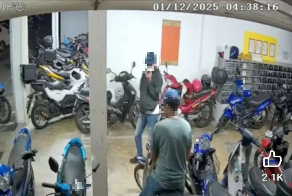 Perbuatan kedua-dua suspek berjaya dirakam CCTV di lokasi kejadian.