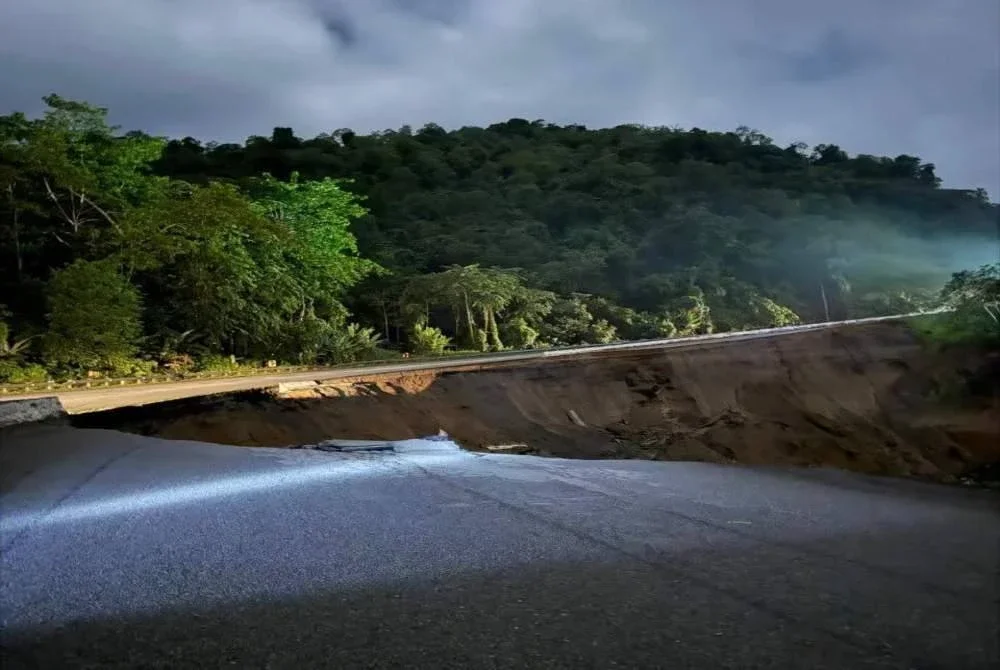 keadaan tunuh runtuh yang berlaku di Jalan Lojing-Gua Musang berhampiran Pos Blau. Foto:JKR
