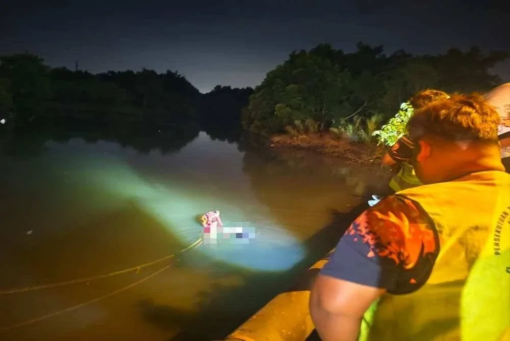 Operasi mengeluarkan mangsa dilakukan pasukan bomba dan penyelamat.