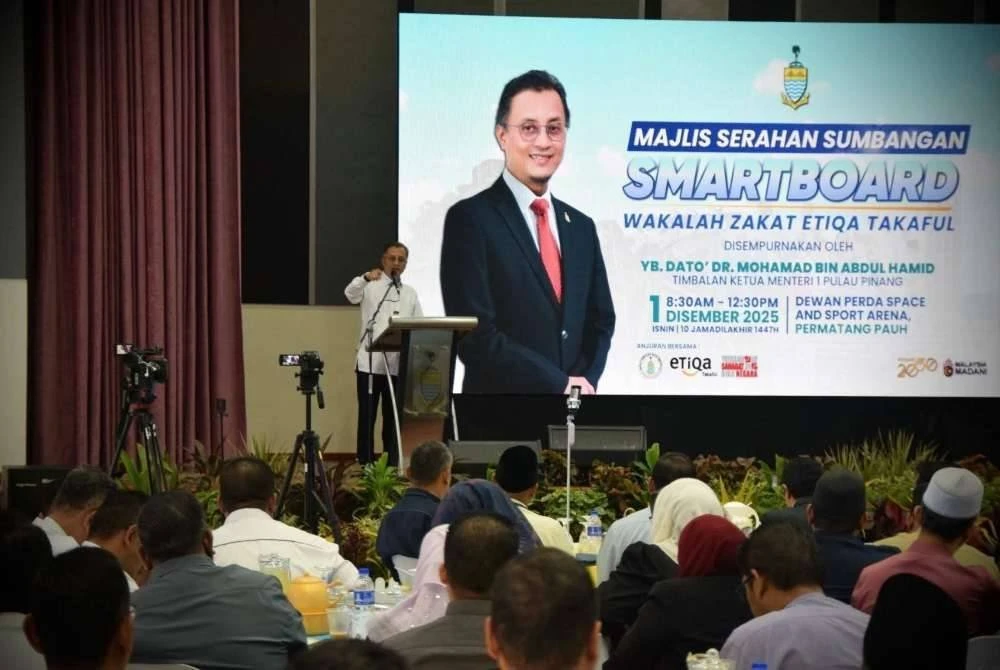 Mohamad ketika berucap pada Majlis Serahan Sumbangan Smartboard di Dewan Perda Space and Sport Arena, di sini pada Selasa.