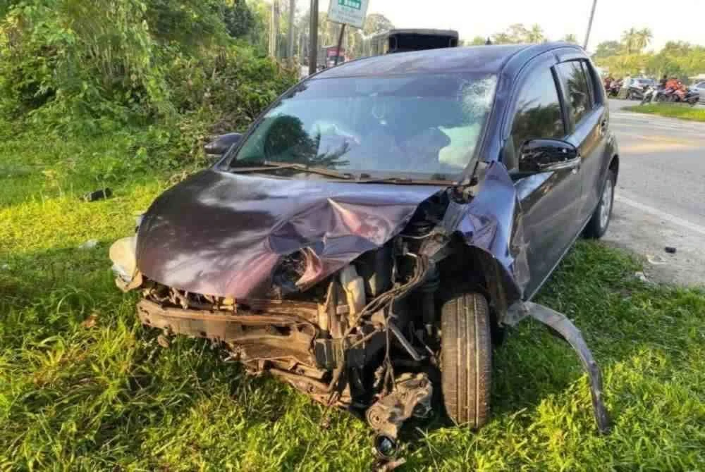 Keadaan Perodua Myvi yang terlibat kemalangan di Jalan Batu Hampar, Manir, Kuala Terengganu pada pagi Rabu.