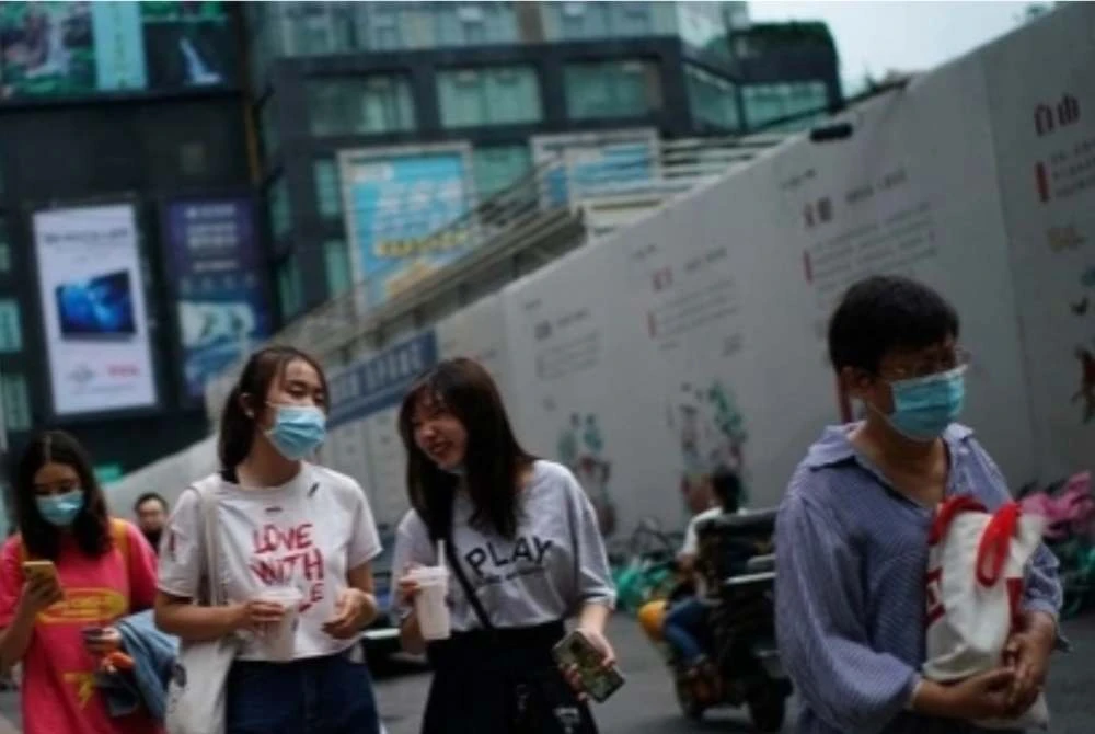 Suasana orang ramai di pusat membeli-belah di Chengdu, wilayah Sichuan.-Agensi