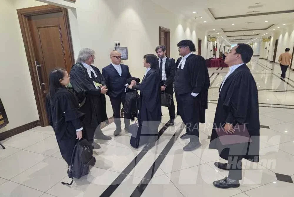 Shamsul (tiga dari kiri) bersama pasukan peguam selepas selesai prosiding semakan kehakiman di Mahkamah Tinggi, Kota Kinabalu. Foto: ASYIKIN ASMIN 