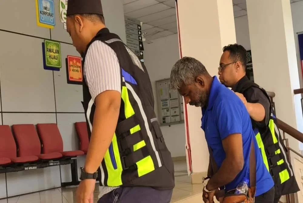 Tertuduh yang tangannya bergari tiba di Kompleks Mahkamah Syariah sekitar jam 10.30 pagi Rabu.