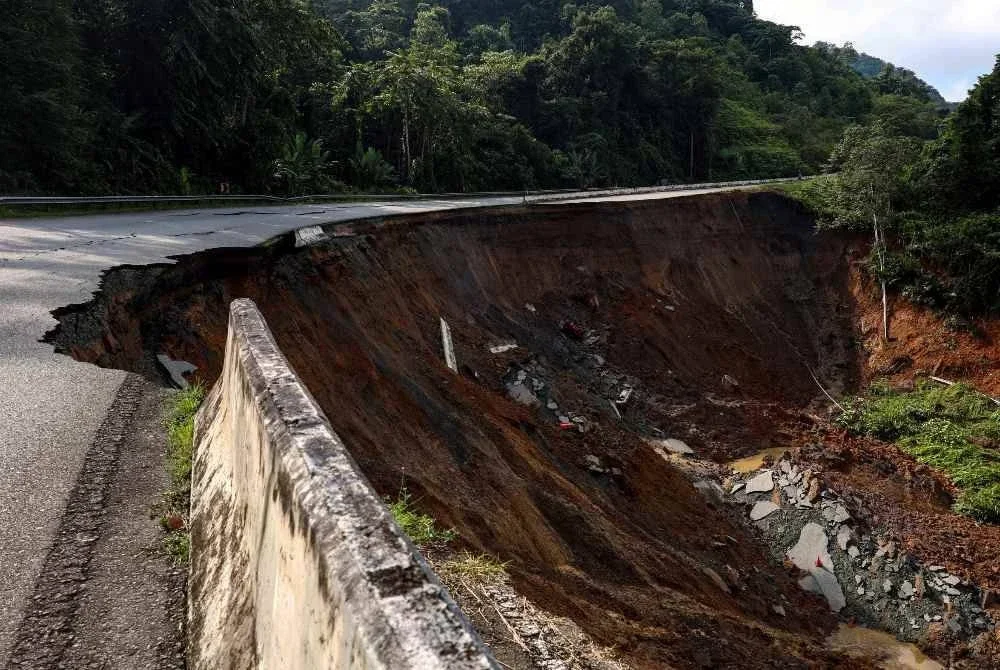 Jalan Gua Musang-Lojing FT185 di Seksyen 107.6, berhampiran Pos Blau, ditutup sepenuhnya kepada semua kenderaan mulai hari ini susulan kejadian tanah runtuh. Foto Bernama