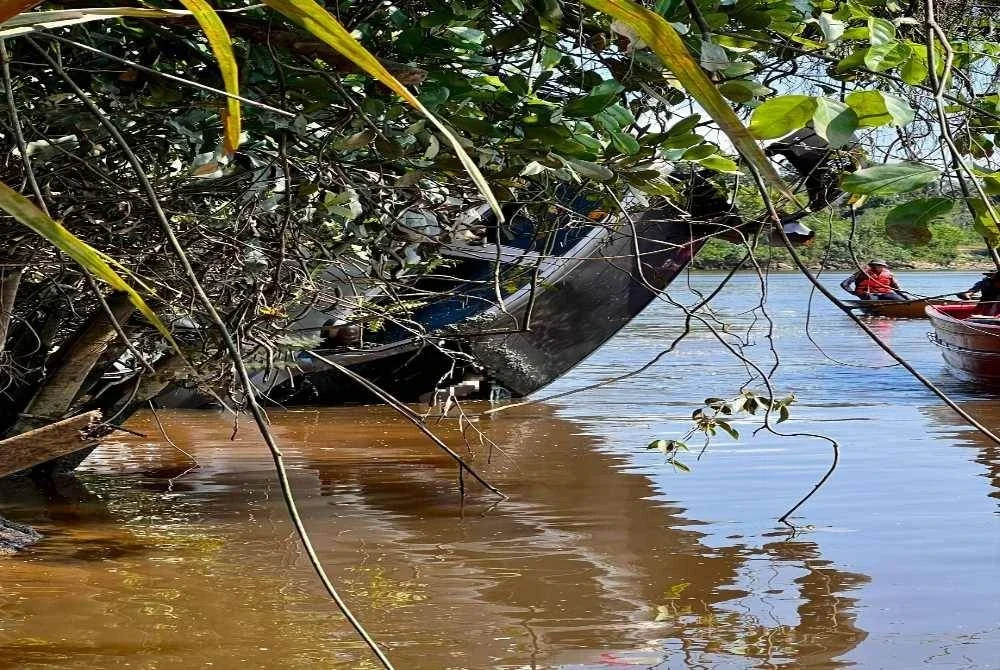 Kedua- dua mangsa ditemui terperangkap dalam kereta.