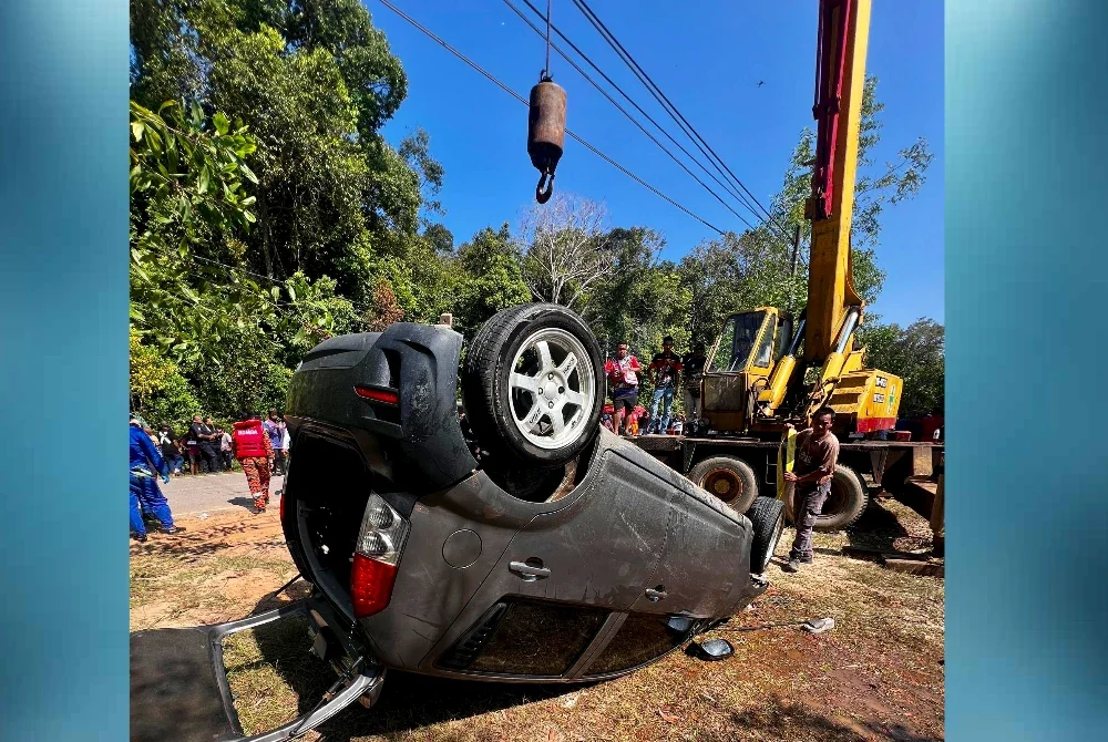 Keadaan kereta dinaiki mangsa selepas diangkat dari dasar Sungai Rompin pada Rabu. FOTO JBPM PAHANG