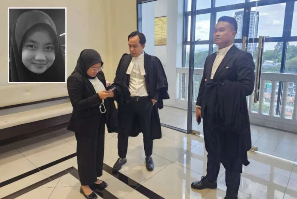 Farrah bersama rakan sepasukannya semasa menghadiri inkues kematian Zara Qairina di Mahkamah Koroner, Kota Kinabalu.