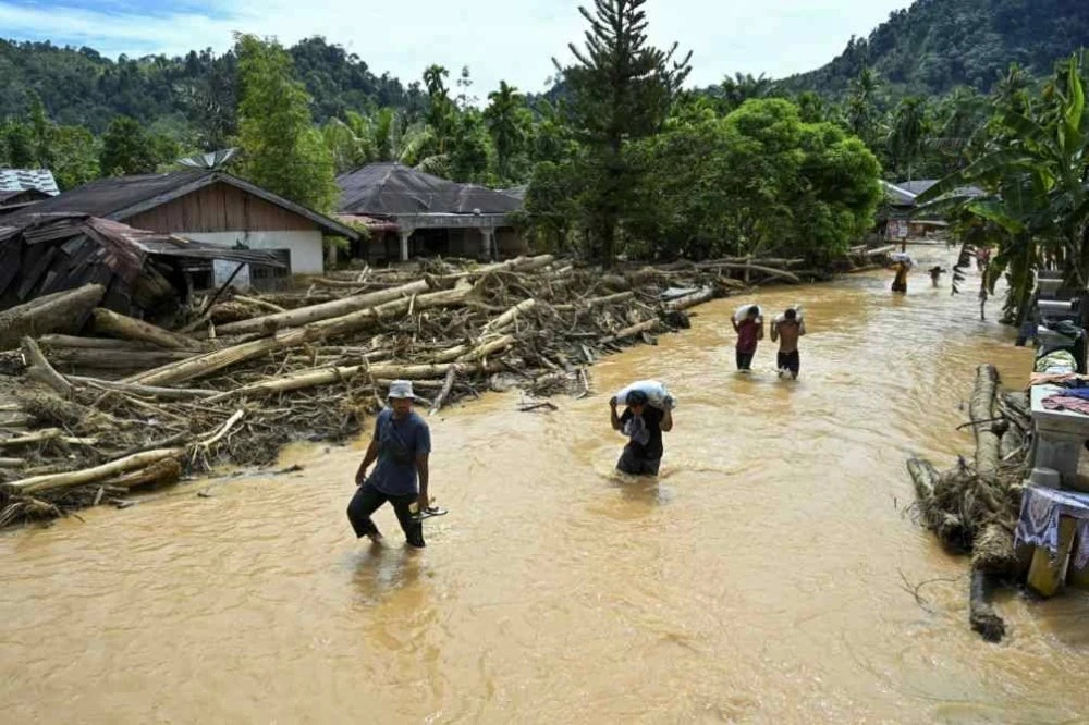 Seramai 811 orang terkorban dan 623 lagi hilang dalam banjir dan tanah runtuh di wilayah Aceh, Sumatera Utara dan Sumatera Barat.