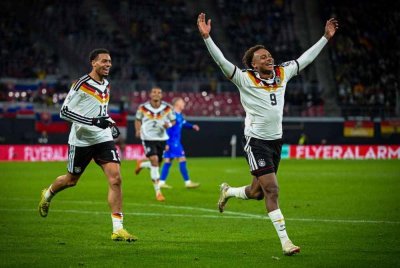 Ouedraogo (kanan) meraikan debut dengan jaringan ketika membantu skuad senior Jerman membelasah Slovakia 6-0 pada 18 November lalu.
FOTO: Agensi 