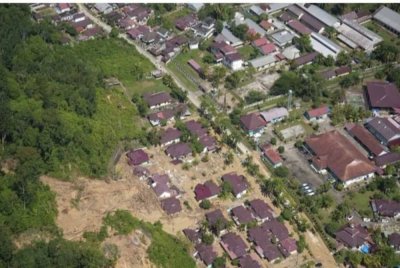 Cuaca yang tidak menentu serta kerosakan jalan raya menyebabkan bantuan sukar dihantar ke kawasan yang terputus hubungan.