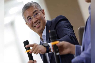 Tengku Zafrul bercakap pada Majlis Farewell MITI, Hello New Horizons di Wisma Bernama, Kuala Lumpur. Foto Bernama 