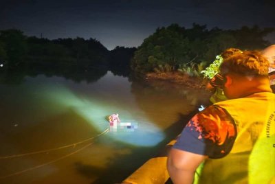 Operasi mengeluarkan mangsa dilakukan pasukan bomba dan penyelamat.