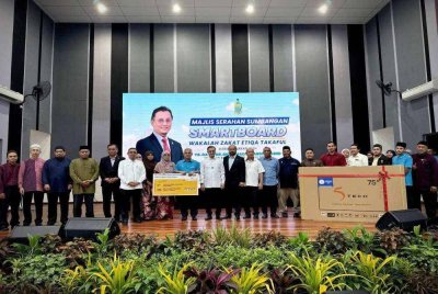 Mohamad (tengah) bergambar bersama wakil penerima smartboard yang disumbangkan melalui Wakalah Zakat Etiqa Takaful Berhad dengan kerjasama Yayasan Sahabat Bina Negara bagi memperkasa ekosistem pendidikan digital.