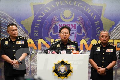 Azam (tengah) dalam sidang akhbar pada Rabu. Foto: SINAR HARIAN/ROSLI TALIB